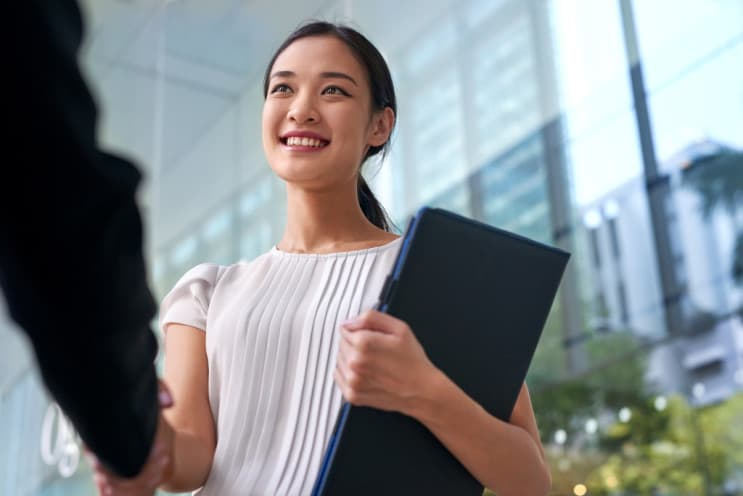 ตอบคำถาม "แนะนำตัวเอง" ยังไงให้ได้งานแบบสวยๆ - 3. พกความมั่นใจไปด้วย