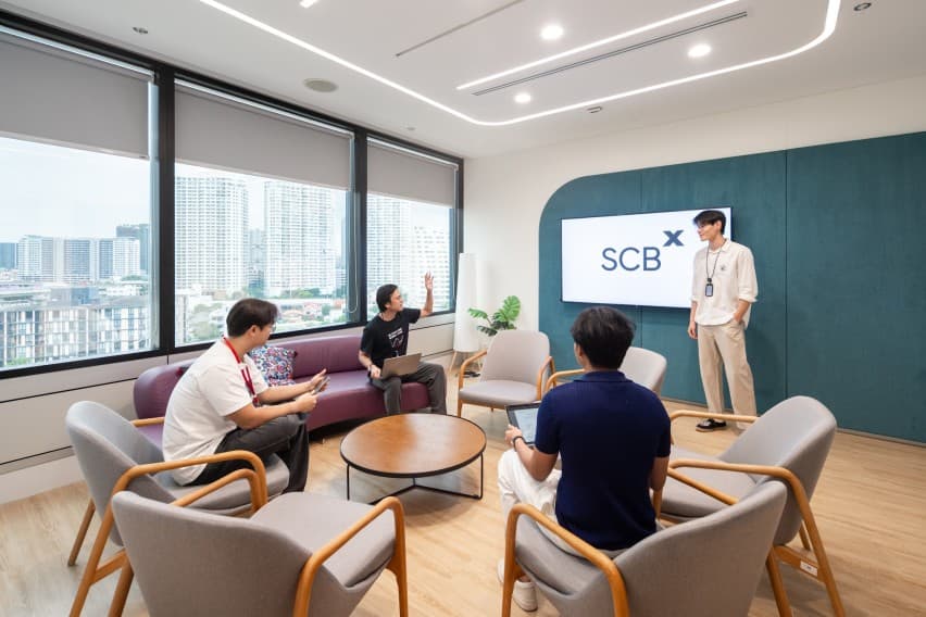 Work From Anywhere แบบ SCBX ยืดหยุ่นอย่างมีเป้าหมาย สร้างผลงานที่มีคุณค่า - นอกจากนี้ SCBX ยังสนับสนุนด้วย Flexible Benefit ที่ให้พนักงานเลือกอุปกรณ์ไอทีหรือสิ่งอำนวยความสะดวกตามความต้องการ เพราะเรารู้ดีว่าการทำงานที่ดีไม่ใช่แค่เรื่องสถานที่ แต่คือการสร้างสภาพแวดล้อมที่เอื้อต่อสมาธิและความคิดสร้างสรรค์อย่างแท้จริง