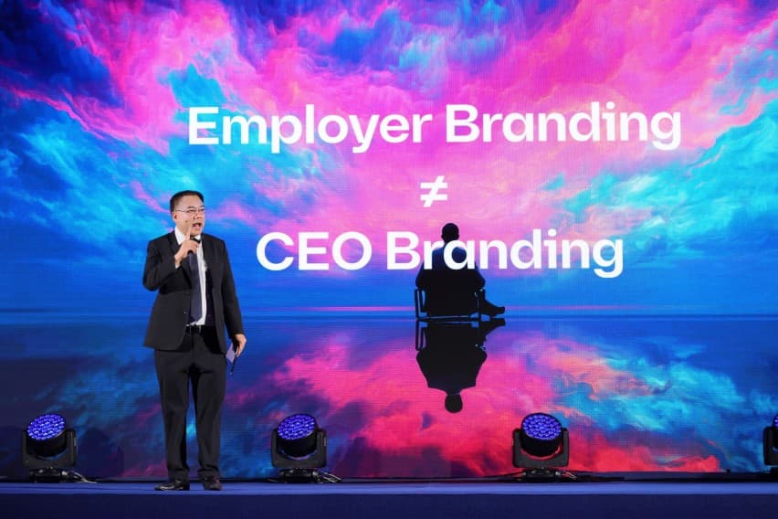 ถอดรหัสผู้นำไทย จากเวที Top50 Companies in Thailand 2026™ - “การคุยงานกับ GenZ ในยุคนี้ ถ้าคุณพิมพ์ขำว่า '555+' นั่นแปลว่าคุณคือคนแก่!... แต่ถ้าอยากซื้อใจน้อง Gen Z คุณต้องเรียนรู้ที่จะพิมพ์ 5 ให้รัว หรือเติม Emoji ให้ถูกจังหวะ เพราะสำหรับพวกเขา ภาษาแชตไม่ได้บอกแค่ความหมาย แต่มันคือสัญญาณวัดใจว่า 'พี่ไม่ได้กำลังโกรธ หรือมีอะไรในใจใช่มั้ย”