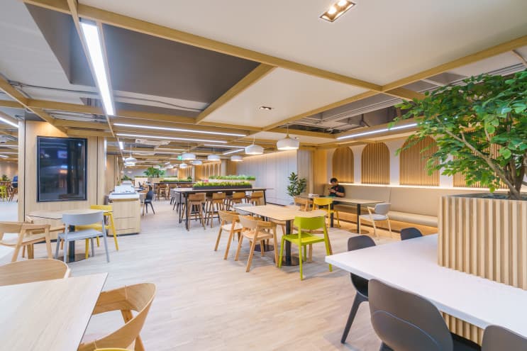 ทัวร์ BJC Big C ออฟฟิศในฝัน สร้างสรรค์ชีวิตที่ดีกว่าเพื่อทุกคน - ไม่แปลกใจ ว่าทำไมที่นี่ถึงเป็นที่ทำงานในฝันของใครหลายๆ คน เพราะแค่เดินเข้ามาที่ล็อบบี้ออฟฟิศของ BJC ก็ต้องว้าวกับดีไซน์ที่ดูทันสมัยและเรียบหรูมากๆ เป็นพื้นที่โซนแรกที่สร้างความประทับใจให้พนักงานและแขกผู้มาเยือนได้ไม่น้อย ถือเป็นการสร้างบรรยากาศก่อนการเริ่มงานได้ดีเลยทีเดียว
2. ห้องประชุมมากมาย
เรียกได้ว่าที่นี่มีห้องประชุมครบทุกแบบ ทุกขนาดที่พนักงานต้องการเลยทีเดียว จะประชุมเล็ก 2-5 คน หรือประชุมใหญ่ทั้งแผนกก็มีห้องไว้รองรับแบบไร้กังวล แถมเทคโนโลยีอำนวยความสะดวกอย่าง Projector, LCD Projector และ TV ก็มีไว้ให้พร้อม เป็นไงล่ะ…ครบครันไปหมด
3. โซนล็อคเกอร์ประจำตัวสารพัดประโยชน์
ที่นี่มีล็อคเกอร์สำหรับพนักงานแต่ละคนให้สามารถใช้เก็บของส่วนตัว ของมีค่า หรือเอกสารต่างๆ ได้ พนักงานจะได้ไม่ต้องวางไว้ที่โต๊ะตัวเองให้กินพื้นที่ ช่วยเพิ่มพื้นที่ในการทำงานมากขึ้น โต๊ะโล่งก็รู้สึกสบายตา สบายสมอง ล็อคเกอร์ทุกช่องมีกุญแจล็อคอย่างปลอดภัยทำให้เรามั่นใจได้ว่าของของเรานั้นเก็บอยู่อย่างดีแน่นอน
4. พื้นที่ทำงานส่วนกลาง ไว้แชร์ประสบการณ์ร่วมกัน
ส่วนกลางที่ตกแต่งด้วยโทนสีน้ำตาลดูอบอุ่นและทันสมัย เก้าอี้นั่งสบายสุดๆ เป็นพื้นที่ที่ทุกคนสามารถมาใช้ได้เลย ใครนั่งทำงานบนโต๊ะเบื่อๆ จะเปลี่ยนบรรยากาศมานั่งทำงานตรงนี้ก็ได้ เป็นพื้นที่สำหรับสร้างสรรค์ไอเดียใหม่ๆ ในการทำงาน หรือจะนั่งพักผ่อนกับเพื่อนร่วมงานยามว่างก็ดี
5. โซนทำงานโล่งสบาย ให้ฟีลผ่อนคลายเหมือนทำงานที่บ้าน
บริเวณโต๊ะทำงานหรือโซนออฟฟิศเป็นส่วนที่สำคัญที่สุด เพราะพนักงานต้องใช้เวลาในพื้นที่นี้เป็นส่วนใหญ่ ที่นี่จึงออกแบบโซนนี้ให้มีพื้นที่กว้างขวาง ดูโล่งสบายตา ไม่อึดอัด มีแสงสว่างมากพอต่อการทำงาน ช่วยทำให้พนักงานทุกคนมีสมาธิกับการทำงานได้อย่างเต็มที่
6. กองทัพร้านอร่อย ที่ทานบ่อยๆ ก็ไม่เบื่อ
แน่นอนว่าพอหนังท้องตึง ไอเดียก็บังเกิด ของอร่อยและถูกสุขลักษณะจึงเป็นเรื่องที่สำคัญมากๆ ไม่ว่าจะเป็นอาหารตามสั่ง ก๋วยเตี๋ยวรสเด็ด ของทานเล่น หรือเครื่องดื่ม ที่นี่ก็มีครบ ไม่ต้องเดินออกไปด้านนอกให้ร้อน สะดวกสบายและประหยัดเวลาด้วยนะ
7. โรงอาหารสไตล์คาเฟ่ เก๋ไก๋ไม่ซ้ำใคร
นอกจากอาหารจะอร่อยแล้ว โซนที่นั่งในโรงอาหารยังจัดแต่งให้เป็นสไตล์คาเฟ่ด้วย ช่วยให้พนักงานผ่อนคลายได้ดีมากๆ นอกจากนี้ภายในก็ยังมีที่นั่งไว้รองรับคนได้เยอะ ไม่ต้องกลัวว่าเวลาพักเราจะมาแย่งที่นั่งกับใครเขาไม่ทันเลยล่ะ ที่นั่งก็มีหลายแบบหลายมุมให้เลือก ทั้งโซฟา โต๊ะกลม หรือโต๊ะสูง จะมานั่งทานคนเดียวหรือทานกับเพื่อนร่วมงานก็สามารถเลือกนั่งได้ตามใจชอบ เป็นอีกหนึ่งพื้นที่กระชับความสัมพันธ์กับเพื่อนร่วมงานได้ดีเลยทีเดียว
8. เติมพลังการทำงานได้ทั้งวัน ที่ร้านกาแฟวาวี
คนรักกาแฟห้ามพลาด ที่ตึก Big C มีร้านกาแฟวาวี (WAWEE COFFEE) กาแฟ “พรีเมี่ยมออร์แกนิก” จากไร่วาวี ไว้ให้เติมเอนเนอจี้ได้ทั้งวันเลย และใครจะรู้ว่านี่เป็นอีกหนึ่งธุรกิจของกลุ่ม BJC Big C ทำให้พนักงานที่นี่ได้รับส่วนลดพิเศษ และโปรโมชั่นอยู่บ่อยๆ นอกจากจะได้ดื่มกาแฟดีๆ แล้วยังได้ช่วยเหลือเกษตรกรและรักษาสิ่งแวดล้อมไปพร้อมกันอีกด้วย
9. ประชุมเครียดใช่มั้ย? โกโก้ดัทช์สักแก้วช่วยได้
มาทางฝั่งของตึก BJC ก็ไม่น้อยหน้า มีร้านโกโก้ดัทช์ คาเฟ่ไว้บริการ สายหวานแต่เข้มต้องห้ามพลาด เพราะที่นี่นอกจากจะมีโกโก้แท้100% จากประเทศเนเธอร์แลนด์แล้ว ยังมีโดนัทไว้ให้ทางคู่กัน ฟินได้ทั้งวันที่ล็อบบี้ตึก BJC
10. อีกมุมของล็อบบี้ออฟฟิศ Big C ที่สวยทันสมัย
อีกหนึ่งไฮไลท์สำคัญของตึก Big C ก็คือบันไดเลื่อนตรงล็อบบี้นี่แหละ ที่ทำให้ตึกดูโมเดิร์นขึ้นมากๆ ภายในยังถูกออกแบบด้วยโทนสีขาวสลับไม้ให้ดูสะอาดและสบายตา แถมตรงประตูทางเข้ายังมีร้านกาแฟวาวีไว้ให้พนักงานได้เติมพลังยามเช้า สาย บ่ายเย็นเลย พนักงานออฟฟิศอย่างเราถ้าได้กาแฟซักแก้วก็คงมีแรงทำงานไปตลอดทั้งวันแล้ว….จริงไหม?
11. โซน แชท&แชร์ ไอเดียให้พุ่งปรี๊ด
Co-working space ที่ดูผ่อนคลายด้วยพรมสีเขียวอ่อน ตกแต่งด้วยต้นไม้ และแสงไฟนวลๆ เป็นอีกหนึ่งจุดที่ให้พนักงานได้มานั่งแชร์ไอเดียใหม่ๆ กับเพื่อนร่วมงาน หรือใครจะอยากจะยกโน๊ตบุ๊คมานั่งทำงานตรงนี้ก็ได้ เผื่อจะปิ๊งอะไรใหม่ๆ มาอวดเพื่อน
12. โฟกัสกับตัวเองสักพัก ที่มุมทำงานส่วนตัว
มุมโต๊ะนั่งที่มีวิวเป็นกระจกที่สามารถมองเห็นได้รอบด้าน เหมาะกับการนั่งคิดอะไรคนเดียว ให้ได้นั่งทบทวนการทำงาน และโฟกัสกับงานมากขึ้น ยิ่งได้จิบกาแฟไปด้วยสักถ้วยยิ่งดีไปใหญ่เลย ใครนั่งหน้าจอคอมนานๆ ย้ายมาพักสายตาที่มุมนี้ก็ดีไม่น้อย
13. วิวภายนอกสุดคูล เหมือนทำงานที่นิวยอร์ก
ถือเป็นออฟฟิศที่สวยทันสมัยแนวหน้าของออฟฟิศย่านสุขุมวิท ที่ต้องยอมรับว่าทั้งการออกแบบภายในและภายนอกนั้นถูกวางมาอย่างพิถีพิถันให้ออฟฟิศของ BJC Big C มีเอกลักษณ์ไม่ซ้ำใคร ตอบสนองความต้องการของเหล่าคนทำงาน ที่ได้ทำงานอย่างมีความสุข ในพื้นที่ที่สามารถปลดปล่อยศักยภาพได้อย่างเต็มที่ และ สิ่งอำนวยความสะดวกมากมาย ที่ไม่ใช่จะหาจากที่ไหนได้ง่ายๆ
ถึงแม้ว่า BJC Big C จะมีออฟฟิศแยกกัน แต่ก็ยังอยู่ในพื้นที่เดียวกัน เรียกได้ว่าแค่เดินเปิดประตูออกไปก็ได้เจอเพื่อนใหม่ ให้ได้มาแลกเปลี่ยนประสบการณ์ เพื่อให้เราได้เก่งขึ้นและเติบโตขึ้นในทุกวัน ในออฟฟิศที่พร้อมจะ "สร้างสรรค์ชีวิตที่ดีกว่าเพื่อทุกคน" แล้วคุณล่ะ...พร้อมที่จะเข้ามาเป็นส่วนหนึ่งของที่นี่แล้วรึยัง? (6)