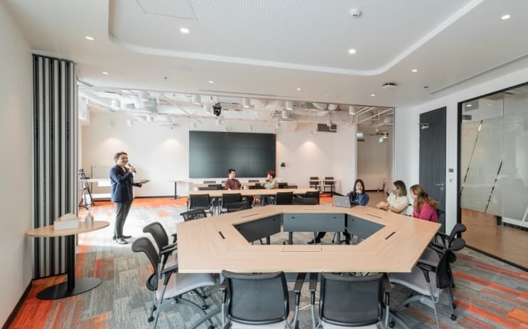 เปิดบ้าน Advanced Technology Center Thailand ของเอคเซนเชอร์ ตอบโจทย์คนยุคใหม่สายเทคและไอที - ห้องประชุมมะละกา (Malacca) สำหรับการคุยงานภายใน
