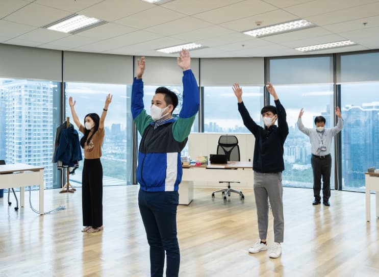 A day in life: ที่ออฟฟิศ Unicharm องค์กรที่มุ่งสร้างสังคมแห่งการดำรงอยู่ร่วมกัน - ก่อนเริ่มงานชวนกันยืดเส้นยืดสาย เพื่อป้องกันและบรรเทาออฟฟิศซินโดรมกันซักหน่อย