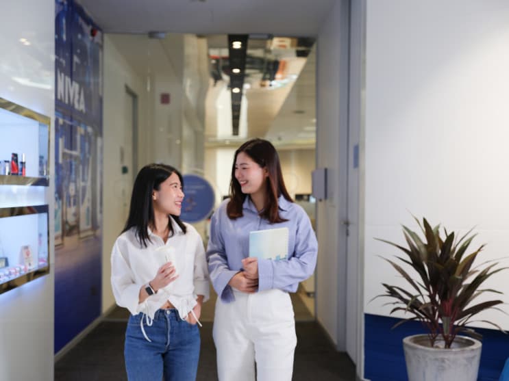 Designing Your Work Life, Designing with care at Beiersdorf ออฟฟิศที่ใช้ “CARE” ออกแบบการทำงาน - ถัดจากโซนต้อนรับ เพื่อนๆ ก็จะได้เดินผ่านทาง Corridor Entrance ซึ่งผนังทั้งสองฝั่ง จะเรียงรายไปด้วยโปรดักต์ของ Beiersdorf ไม่ว่าจะเป็นนีเวีย ยูเซอริน และแบรนด์ชั้นนำอื่นๆ ภายในเครือของ Beiersdorf อย่างครบครัน