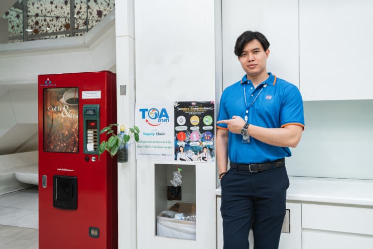 5 สิ่งที่คุณต้องรู้ ถ้าอยากร่วมงานกับ TOA - TOA สนับสนุนให้พนักงานมี Work-Life Balance อย่างเหมาะสม ผ่านการจัดกิจกรรมมากมายที่ให้พนักงานทุกคนได้ลงมือทำได้เลย ไม่ว่าจะเป็นชมรม TOA อาสา ชมรมแนะนําท่ีกินที่เที่ยว ชมรมจัดทริปท่องเที่ยว ชมรมปลูกผักสวนครัว ชมรมธรรมะ ชมรมทําเล็บ หรือจะเป็นกิจกรรม CSR ช่วยเหลือสังคมกับมูลนิธิที่อยู่อาศัยประจำประเทศไทย เช่น สร้างบ้านให้กับผู้ยากไร้ กิจกรรมกับน้องๆเยาวชนคนรุ่นใหม่ การบูรณะและทาสีโรงเรียน เป็นต้น การจัดกิจกรรมเหล่านี้เพื่อให้พนักงานทุกคนได้มีโอกาสทำในสิ่งที่ตัวเองสนใจอย่างเต็มที่ อีกทั้งยังช่วยสร้างมิตรภาพและความสัมพันธ์ดีๆกับเพื่อนร่วมงานได้อีกด้วย
3. สร้างสรรค์โลกสวยด้วยพนักงาน TOA