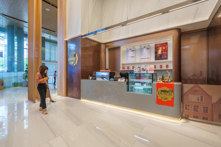 ทัวร์ BJC Big C ออฟฟิศในฝัน สร้างสรรค์ชีวิตที่ดีกว่าเพื่อทุกคน - ไม่แปลกใจ ว่าทำไมที่นี่ถึงเป็นที่ทำงานในฝันของใครหลายๆ คน เพราะแค่เดินเข้ามาที่ล็อบบี้ออฟฟิศของ BJC ก็ต้องว้าวกับดีไซน์ที่ดูทันสมัยและเรียบหรูมากๆ เป็นพื้นที่โซนแรกที่สร้างความประทับใจให้พนักงานและแขกผู้มาเยือนได้ไม่น้อย ถือเป็นการสร้างบรรยากาศก่อนการเริ่มงานได้ดีเลยทีเดียว
2. ห้องประชุมมากมาย
เรียกได้ว่าที่นี่มีห้องประชุมครบทุกแบบ ทุกขนาดที่พนักงานต้องการเลยทีเดียว จะประชุมเล็ก 2-5 คน หรือประชุมใหญ่ทั้งแผนกก็มีห้องไว้รองรับแบบไร้กังวล แถมเทคโนโลยีอำนวยความสะดวกอย่าง Projector, LCD Projector และ TV ก็มีไว้ให้พร้อม เป็นไงล่ะ…ครบครันไปหมด
3. โซนล็อคเกอร์ประจำตัวสารพัดประโยชน์
ที่นี่มีล็อคเกอร์สำหรับพนักงานแต่ละคนให้สามารถใช้เก็บของส่วนตัว ของมีค่า หรือเอกสารต่างๆ ได้ พนักงานจะได้ไม่ต้องวางไว้ที่โต๊ะตัวเองให้กินพื้นที่ ช่วยเพิ่มพื้นที่ในการทำงานมากขึ้น โต๊ะโล่งก็รู้สึกสบายตา สบายสมอง ล็อคเกอร์ทุกช่องมีกุญแจล็อคอย่างปลอดภัยทำให้เรามั่นใจได้ว่าของของเรานั้นเก็บอยู่อย่างดีแน่นอน
4. พื้นที่ทำงานส่วนกลาง ไว้แชร์ประสบการณ์ร่วมกัน
ส่วนกลางที่ตกแต่งด้วยโทนสีน้ำตาลดูอบอุ่นและทันสมัย เก้าอี้นั่งสบายสุดๆ เป็นพื้นที่ที่ทุกคนสามารถมาใช้ได้เลย ใครนั่งทำงานบนโต๊ะเบื่อๆ จะเปลี่ยนบรรยากาศมานั่งทำงานตรงนี้ก็ได้ เป็นพื้นที่สำหรับสร้างสรรค์ไอเดียใหม่ๆ ในการทำงาน หรือจะนั่งพักผ่อนกับเพื่อนร่วมงานยามว่างก็ดี
5. โซนทำงานโล่งสบาย ให้ฟีลผ่อนคลายเหมือนทำงานที่บ้าน
บริเวณโต๊ะทำงานหรือโซนออฟฟิศเป็นส่วนที่สำคัญที่สุด เพราะพนักงานต้องใช้เวลาในพื้นที่นี้เป็นส่วนใหญ่ ที่นี่จึงออกแบบโซนนี้ให้มีพื้นที่กว้างขวาง ดูโล่งสบายตา ไม่อึดอัด มีแสงสว่างมากพอต่อการทำงาน ช่วยทำให้พนักงานทุกคนมีสมาธิกับการทำงานได้อย่างเต็มที่
6. กองทัพร้านอร่อย ที่ทานบ่อยๆ ก็ไม่เบื่อ
แน่นอนว่าพอหนังท้องตึง ไอเดียก็บังเกิด ของอร่อยและถูกสุขลักษณะจึงเป็นเรื่องที่สำคัญมากๆ ไม่ว่าจะเป็นอาหารตามสั่ง ก๋วยเตี๋ยวรสเด็ด ของทานเล่น หรือเครื่องดื่ม ที่นี่ก็มีครบ ไม่ต้องเดินออกไปด้านนอกให้ร้อน สะดวกสบายและประหยัดเวลาด้วยนะ
7. โรงอาหารสไตล์คาเฟ่ เก๋ไก๋ไม่ซ้ำใคร
นอกจากอาหารจะอร่อยแล้ว โซนที่นั่งในโรงอาหารยังจัดแต่งให้เป็นสไตล์คาเฟ่ด้วย ช่วยให้พนักงานผ่อนคลายได้ดีมากๆ นอกจากนี้ภายในก็ยังมีที่นั่งไว้รองรับคนได้เยอะ ไม่ต้องกลัวว่าเวลาพักเราจะมาแย่งที่นั่งกับใครเขาไม่ทันเลยล่ะ ที่นั่งก็มีหลายแบบหลายมุมให้เลือก ทั้งโซฟา โต๊ะกลม หรือโต๊ะสูง จะมานั่งทานคนเดียวหรือทานกับเพื่อนร่วมงานก็สามารถเลือกนั่งได้ตามใจชอบ เป็นอีกหนึ่งพื้นที่กระชับความสัมพันธ์กับเพื่อนร่วมงานได้ดีเลยทีเดียว
8. เติมพลังการทำงานได้ทั้งวัน ที่ร้านกาแฟวาวี
คนรักกาแฟห้ามพลาด ที่ตึก Big C มีร้านกาแฟวาวี (WAWEE COFFEE) กาแฟ “พรีเมี่ยมออร์แกนิก” จากไร่วาวี ไว้ให้เติมเอนเนอจี้ได้ทั้งวันเลย และใครจะรู้ว่านี่เป็นอีกหนึ่งธุรกิจของกลุ่ม BJC Big C ทำให้พนักงานที่นี่ได้รับส่วนลดพิเศษ และโปรโมชั่นอยู่บ่อยๆ นอกจากจะได้ดื่มกาแฟดีๆ แล้วยังได้ช่วยเหลือเกษตรกรและรักษาสิ่งแวดล้อมไปพร้อมกันอีกด้วย
9. ประชุมเครียดใช่มั้ย? โกโก้ดัทช์สักแก้วช่วยได้
มาทางฝั่งของตึก BJC ก็ไม่น้อยหน้า มีร้านโกโก้ดัทช์ คาเฟ่ไว้บริการ สายหวานแต่เข้มต้องห้ามพลาด เพราะที่นี่นอกจากจะมีโกโก้แท้100% จากประเทศเนเธอร์แลนด์แล้ว ยังมีโดนัทไว้ให้ทางคู่กัน ฟินได้ทั้งวันที่ล็อบบี้ตึก BJC
10. อีกมุมของล็อบบี้ออฟฟิศ Big C ที่สวยทันสมัย
อีกหนึ่งไฮไลท์สำคัญของตึก Big C ก็คือบันไดเลื่อนตรงล็อบบี้นี่แหละ ที่ทำให้ตึกดูโมเดิร์นขึ้นมากๆ ภายในยังถูกออกแบบด้วยโทนสีขาวสลับไม้ให้ดูสะอาดและสบายตา แถมตรงประตูทางเข้ายังมีร้านกาแฟวาวีไว้ให้พนักงานได้เติมพลังยามเช้า สาย บ่ายเย็นเลย พนักงานออฟฟิศอย่างเราถ้าได้กาแฟซักแก้วก็คงมีแรงทำงานไปตลอดทั้งวันแล้ว….จริงไหม?
11. โซน แชท&แชร์ ไอเดียให้พุ่งปรี๊ด
Co-working space ที่ดูผ่อนคลายด้วยพรมสีเขียวอ่อน ตกแต่งด้วยต้นไม้ และแสงไฟนวลๆ เป็นอีกหนึ่งจุดที่ให้พนักงานได้มานั่งแชร์ไอเดียใหม่ๆ กับเพื่อนร่วมงาน หรือใครจะอยากจะยกโน๊ตบุ๊คมานั่งทำงานตรงนี้ก็ได้ เผื่อจะปิ๊งอะไรใหม่ๆ มาอวดเพื่อน
12. โฟกัสกับตัวเองสักพัก ที่มุมทำงานส่วนตัว
มุมโต๊ะนั่งที่มีวิวเป็นกระจกที่สามารถมองเห็นได้รอบด้าน เหมาะกับการนั่งคิดอะไรคนเดียว ให้ได้นั่งทบทวนการทำงาน และโฟกัสกับงานมากขึ้น ยิ่งได้จิบกาแฟไปด้วยสักถ้วยยิ่งดีไปใหญ่เลย ใครนั่งหน้าจอคอมนานๆ ย้ายมาพักสายตาที่มุมนี้ก็ดีไม่น้อย
13. วิวภายนอกสุดคูล เหมือนทำงานที่นิวยอร์ก
ถือเป็นออฟฟิศที่สวยทันสมัยแนวหน้าของออฟฟิศย่านสุขุมวิท ที่ต้องยอมรับว่าทั้งการออกแบบภายในและภายนอกนั้นถูกวางมาอย่างพิถีพิถันให้ออฟฟิศของ BJC Big C มีเอกลักษณ์ไม่ซ้ำใคร ตอบสนองความต้องการของเหล่าคนทำงาน ที่ได้ทำงานอย่างมีความสุข ในพื้นที่ที่สามารถปลดปล่อยศักยภาพได้อย่างเต็มที่ และ สิ่งอำนวยความสะดวกมากมาย ที่ไม่ใช่จะหาจากที่ไหนได้ง่ายๆ
ถึงแม้ว่า BJC Big C จะมีออฟฟิศแยกกัน แต่ก็ยังอยู่ในพื้นที่เดียวกัน เรียกได้ว่าแค่เดินเปิดประตูออกไปก็ได้เจอเพื่อนใหม่ ให้ได้มาแลกเปลี่ยนประสบการณ์ เพื่อให้เราได้เก่งขึ้นและเติบโตขึ้นในทุกวัน ในออฟฟิศที่พร้อมจะ "สร้างสรรค์ชีวิตที่ดีกว่าเพื่อทุกคน" แล้วคุณล่ะ...พร้อมที่จะเข้ามาเป็นส่วนหนึ่งของที่นี่แล้วรึยัง? (8)