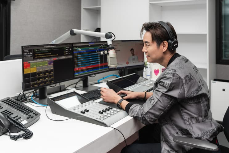 พาชมออฟฟิศ RS Group ที่แตกต่างด้วยพื้นที่อิสระตอบโจทย์ความหลากหลาย รองรับการทำงานในทุกฟังก์ชั่นแบบ Entertainmerce - Broadcast Center เอาใจสายเทคนิคกับห้องทำงานและอุปกรณ์สุดล้ำ
