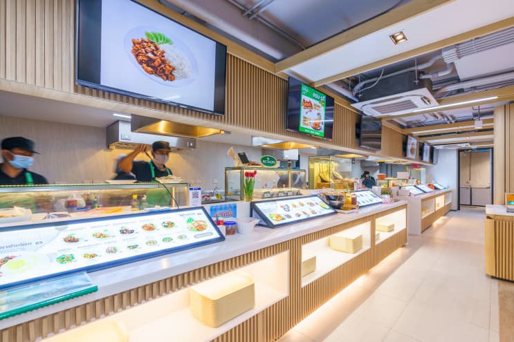 ทัวร์ BJC Big C ออฟฟิศในฝัน สร้างสรรค์ชีวิตที่ดีกว่าเพื่อทุกคน - ไม่แปลกใจ ว่าทำไมที่นี่ถึงเป็นที่ทำงานในฝันของใครหลายๆ คน เพราะแค่เดินเข้ามาที่ล็อบบี้ออฟฟิศของ BJC ก็ต้องว้าวกับดีไซน์ที่ดูทันสมัยและเรียบหรูมากๆ เป็นพื้นที่โซนแรกที่สร้างความประทับใจให้พนักงานและแขกผู้มาเยือนได้ไม่น้อย ถือเป็นการสร้างบรรยากาศก่อนการเริ่มงานได้ดีเลยทีเดียว
2. ห้องประชุมมากมาย
เรียกได้ว่าที่นี่มีห้องประชุมครบทุกแบบ ทุกขนาดที่พนักงานต้องการเลยทีเดียว จะประชุมเล็ก 2-5 คน หรือประชุมใหญ่ทั้งแผนกก็มีห้องไว้รองรับแบบไร้กังวล แถมเทคโนโลยีอำนวยความสะดวกอย่าง Projector, LCD Projector และ TV ก็มีไว้ให้พร้อม เป็นไงล่ะ…ครบครันไปหมด
3. โซนล็อคเกอร์ประจำตัวสารพัดประโยชน์
ที่นี่มีล็อคเกอร์สำหรับพนักงานแต่ละคนให้สามารถใช้เก็บของส่วนตัว ของมีค่า หรือเอกสารต่างๆ ได้ พนักงานจะได้ไม่ต้องวางไว้ที่โต๊ะตัวเองให้กินพื้นที่ ช่วยเพิ่มพื้นที่ในการทำงานมากขึ้น โต๊ะโล่งก็รู้สึกสบายตา สบายสมอง ล็อคเกอร์ทุกช่องมีกุญแจล็อคอย่างปลอดภัยทำให้เรามั่นใจได้ว่าของของเรานั้นเก็บอยู่อย่างดีแน่นอน
4. พื้นที่ทำงานส่วนกลาง ไว้แชร์ประสบการณ์ร่วมกัน
ส่วนกลางที่ตกแต่งด้วยโทนสีน้ำตาลดูอบอุ่นและทันสมัย เก้าอี้นั่งสบายสุดๆ เป็นพื้นที่ที่ทุกคนสามารถมาใช้ได้เลย ใครนั่งทำงานบนโต๊ะเบื่อๆ จะเปลี่ยนบรรยากาศมานั่งทำงานตรงนี้ก็ได้ เป็นพื้นที่สำหรับสร้างสรรค์ไอเดียใหม่ๆ ในการทำงาน หรือจะนั่งพักผ่อนกับเพื่อนร่วมงานยามว่างก็ดี
5. โซนทำงานโล่งสบาย ให้ฟีลผ่อนคลายเหมือนทำงานที่บ้าน
บริเวณโต๊ะทำงานหรือโซนออฟฟิศเป็นส่วนที่สำคัญที่สุด เพราะพนักงานต้องใช้เวลาในพื้นที่นี้เป็นส่วนใหญ่ ที่นี่จึงออกแบบโซนนี้ให้มีพื้นที่กว้างขวาง ดูโล่งสบายตา ไม่อึดอัด มีแสงสว่างมากพอต่อการทำงาน ช่วยทำให้พนักงานทุกคนมีสมาธิกับการทำงานได้อย่างเต็มที่
6. กองทัพร้านอร่อย ที่ทานบ่อยๆ ก็ไม่เบื่อ
แน่นอนว่าพอหนังท้องตึง ไอเดียก็บังเกิด ของอร่อยและถูกสุขลักษณะจึงเป็นเรื่องที่สำคัญมากๆ ไม่ว่าจะเป็นอาหารตามสั่ง ก๋วยเตี๋ยวรสเด็ด ของทานเล่น หรือเครื่องดื่ม ที่นี่ก็มีครบ ไม่ต้องเดินออกไปด้านนอกให้ร้อน สะดวกสบายและประหยัดเวลาด้วยนะ
7. โรงอาหารสไตล์คาเฟ่ เก๋ไก๋ไม่ซ้ำใคร
นอกจากอาหารจะอร่อยแล้ว โซนที่นั่งในโรงอาหารยังจัดแต่งให้เป็นสไตล์คาเฟ่ด้วย ช่วยให้พนักงานผ่อนคลายได้ดีมากๆ นอกจากนี้ภายในก็ยังมีที่นั่งไว้รองรับคนได้เยอะ ไม่ต้องกลัวว่าเวลาพักเราจะมาแย่งที่นั่งกับใครเขาไม่ทันเลยล่ะ ที่นั่งก็มีหลายแบบหลายมุมให้เลือก ทั้งโซฟา โต๊ะกลม หรือโต๊ะสูง จะมานั่งทานคนเดียวหรือทานกับเพื่อนร่วมงานก็สามารถเลือกนั่งได้ตามใจชอบ เป็นอีกหนึ่งพื้นที่กระชับความสัมพันธ์กับเพื่อนร่วมงานได้ดีเลยทีเดียว
8. เติมพลังการทำงานได้ทั้งวัน ที่ร้านกาแฟวาวี
คนรักกาแฟห้ามพลาด ที่ตึก Big C มีร้านกาแฟวาวี (WAWEE COFFEE) กาแฟ “พรีเมี่ยมออร์แกนิก” จากไร่วาวี ไว้ให้เติมเอนเนอจี้ได้ทั้งวันเลย และใครจะรู้ว่านี่เป็นอีกหนึ่งธุรกิจของกลุ่ม BJC Big C ทำให้พนักงานที่นี่ได้รับส่วนลดพิเศษ และโปรโมชั่นอยู่บ่อยๆ นอกจากจะได้ดื่มกาแฟดีๆ แล้วยังได้ช่วยเหลือเกษตรกรและรักษาสิ่งแวดล้อมไปพร้อมกันอีกด้วย
9. ประชุมเครียดใช่มั้ย? โกโก้ดัทช์สักแก้วช่วยได้
มาทางฝั่งของตึก BJC ก็ไม่น้อยหน้า มีร้านโกโก้ดัทช์ คาเฟ่ไว้บริการ สายหวานแต่เข้มต้องห้ามพลาด เพราะที่นี่นอกจากจะมีโกโก้แท้100% จากประเทศเนเธอร์แลนด์แล้ว ยังมีโดนัทไว้ให้ทางคู่กัน ฟินได้ทั้งวันที่ล็อบบี้ตึก BJC
10. อีกมุมของล็อบบี้ออฟฟิศ Big C ที่สวยทันสมัย
อีกหนึ่งไฮไลท์สำคัญของตึก Big C ก็คือบันไดเลื่อนตรงล็อบบี้นี่แหละ ที่ทำให้ตึกดูโมเดิร์นขึ้นมากๆ ภายในยังถูกออกแบบด้วยโทนสีขาวสลับไม้ให้ดูสะอาดและสบายตา แถมตรงประตูทางเข้ายังมีร้านกาแฟวาวีไว้ให้พนักงานได้เติมพลังยามเช้า สาย บ่ายเย็นเลย พนักงานออฟฟิศอย่างเราถ้าได้กาแฟซักแก้วก็คงมีแรงทำงานไปตลอดทั้งวันแล้ว….จริงไหม?
11. โซน แชท&แชร์ ไอเดียให้พุ่งปรี๊ด
Co-working space ที่ดูผ่อนคลายด้วยพรมสีเขียวอ่อน ตกแต่งด้วยต้นไม้ และแสงไฟนวลๆ เป็นอีกหนึ่งจุดที่ให้พนักงานได้มานั่งแชร์ไอเดียใหม่ๆ กับเพื่อนร่วมงาน หรือใครจะอยากจะยกโน๊ตบุ๊คมานั่งทำงานตรงนี้ก็ได้ เผื่อจะปิ๊งอะไรใหม่ๆ มาอวดเพื่อน
12. โฟกัสกับตัวเองสักพัก ที่มุมทำงานส่วนตัว
มุมโต๊ะนั่งที่มีวิวเป็นกระจกที่สามารถมองเห็นได้รอบด้าน เหมาะกับการนั่งคิดอะไรคนเดียว ให้ได้นั่งทบทวนการทำงาน และโฟกัสกับงานมากขึ้น ยิ่งได้จิบกาแฟไปด้วยสักถ้วยยิ่งดีไปใหญ่เลย ใครนั่งหน้าจอคอมนานๆ ย้ายมาพักสายตาที่มุมนี้ก็ดีไม่น้อย
13. วิวภายนอกสุดคูล เหมือนทำงานที่นิวยอร์ก
ถือเป็นออฟฟิศที่สวยทันสมัยแนวหน้าของออฟฟิศย่านสุขุมวิท ที่ต้องยอมรับว่าทั้งการออกแบบภายในและภายนอกนั้นถูกวางมาอย่างพิถีพิถันให้ออฟฟิศของ BJC Big C มีเอกลักษณ์ไม่ซ้ำใคร ตอบสนองความต้องการของเหล่าคนทำงาน ที่ได้ทำงานอย่างมีความสุข ในพื้นที่ที่สามารถปลดปล่อยศักยภาพได้อย่างเต็มที่ และ สิ่งอำนวยความสะดวกมากมาย ที่ไม่ใช่จะหาจากที่ไหนได้ง่ายๆ
ถึงแม้ว่า BJC Big C จะมีออฟฟิศแยกกัน แต่ก็ยังอยู่ในพื้นที่เดียวกัน เรียกได้ว่าแค่เดินเปิดประตูออกไปก็ได้เจอเพื่อนใหม่ ให้ได้มาแลกเปลี่ยนประสบการณ์ เพื่อให้เราได้เก่งขึ้นและเติบโตขึ้นในทุกวัน ในออฟฟิศที่พร้อมจะ "สร้างสรรค์ชีวิตที่ดีกว่าเพื่อทุกคน" แล้วคุณล่ะ...พร้อมที่จะเข้ามาเป็นส่วนหนึ่งของที่นี่แล้วรึยัง? (5)