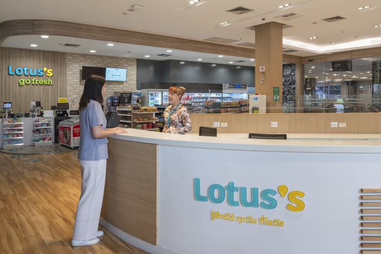บุกออฟฟิศ Lotus's สำนักงานใหญ่ ไม่ใช่แค่เท่ต๊าช แต่ SMART สุดๆ! - อาคารสำนักงานของ Lotus’s ตั้งอยู่บนถนนนวมินทร์ ที่ข้อดีคือเดินทางสะดวก พนักงานที่นี่กระซิบว่ารถไม่ติดเพราะขับรถสวนทางกับคนอื่นทั้งเช้าและเย็น แถมโดยรอบก็มีรถโดยสารสาธารณะมากมาย พร้อมสิ่งอำนวยความสะดวกครบครันอย่างโรงพยาบาล ฟิตเนส และอื่นๆ อีกเพียบ ที่สำคัญคือค่าครองชีพแถวนี้ไม่สูงให้พนักงานได้ใช้จ่ายในชีวิตประจำวันได้สบายๆ เลย เอาล่ะ เข้าไปดูข้างในกันเถอะ!