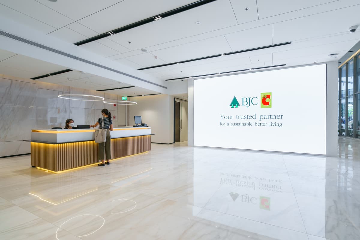 โถงต้อนรับสำนักงาน BJC บิ๊กซี พร้อมจอแสดงข้อความ Your Trusted Partner