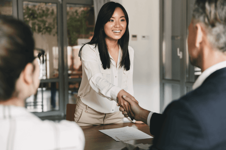 Change Management คืออะไร? ใช้เมื่อไหร่? อยากเป็นองค์กรยุคใหม่ต้องรู้! - เชื่อว่าทุกองค์กรย่อมมีแผนที่จะพัฒนาบริษัทให้เข้ากับกระแสในปัจจุบัน บางองค์กรเลือกที่จะก้าวไปในแนวทางสไตล์ Disruptor แต่บางองค์กรอาจจะเลือกเป็น Innovator ซึ่งไม่ว่าแบบไหนก็ล้วนมีผลดีและผลเสียในแบบของมัน สำหรับองค์กรที่ตัดสินใจจะเป็นผู้นำในแวดวงธุรกิจที่ตนถนัด นั่นหมายถึงทุกคนในบริษัทต้องทำงานกันหนักขึ้น แต่บางบริษัทอาจจะเลือกชะลอตัวและคอยปรับสิ่งต่าง ๆ ตามสถานการณ์แทน พนักงานในบริษัทนั้นย่อมเหนื่อยน้อยกว่าบริษัทอื่นเช่นกัน