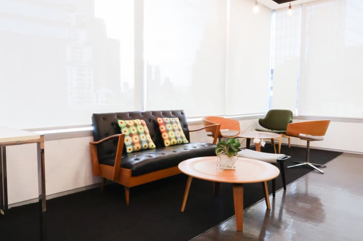 Designing Your Work Life, Designing with care at Beiersdorf ออฟฟิศที่ใช้ “CARE” ออกแบบการทำงาน - ถึงแม้จะออกแบบอย่างเรียบง่ายและให้อิสระกับคนทำงาน แต่ก็มีการแยกพื้นที่พักผ่อนสำหรับพนักงานอย่างชัดเจน เพื่อให้ไม่รู้สึกว่าทุกพื้นที่คือการทำงาน โดยมุมนี้ก็จะรวมพื้นที่รับประทานอาหาร และพักเบรกไว้ด้วยกัน พร้อมกับสิ่งอำนวยความสะดวกเพื่อการพักผ่อนของพนักงานครบครัน ทั้งโทรทัศน์ ตู้เย็น เครื่องปิ้งขนมปัง เครื่องทำกาแฟ
