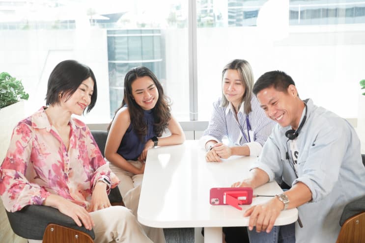 Designing Your Work Life, Designing with care at Beiersdorf ออฟฟิศที่ใช้ “CARE” ออกแบบการทำงาน - เป็นอย่างไรกันบ้าง? ไม่ว่าจะในส่วนสำนักงานใหญ่ หรือส่วนของโรงงาน ทุกห้อง ทุกตารางเมตรของพื้นที่แห่งนี้ก็สะท้อนถึงความ “CARE” แบบที่ Beiersdorf เชื่อถือ และมุ่งมั่นจะสร้างสภาพแวดล้อมของการทำงานแห่งอนาคตที่ไปไกลกว่าประสิทธิภาพของการทำงาน แต่เป็นการดูแลคุณภาพชีวิตและความสุขของคนทำงาน ให้เกิดขึ้นไปด้วยกัน จนผู้บริโภคสามารถสัมผัสได้ว่าทุกผลิตภัณฑ์ภายใต้การผลิตของ Beiersdorf นั้นเบื้องหลังคือความห่วงใย ความใส่ใจและความสุขของผู้คนที่สร้างสรรค์ขึ้นมา