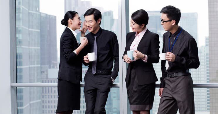 8 สิ่งที่จะทำให้เพื่อนร่วมงานเกลียดคุณ - 4. ขาเม้าท์ประจำออฟฟิศ