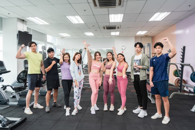 5 สิ่งที่คุณต้องรู้ ถ้าอยากร่วมงานกับ TOA - TOA เชื่อมั่นว่าบุคลากรที่มีคุณภาพคือรากฐานแห่งความสำเร็จ จึงสนับสนุนความก้าวหน้าของพนักงานทุกคนอย่างเต็มที่ โดยมีทุนการศึกษาให้สำหรับคนที่อยากเรียนรู้ในทุกแขนง ใครที่อยากเชี่ยวชาญในสายงานของตนเอง เช่น พนักงานตำแหน่งเซลล์ สามารถเรียนรู้การขายผลิตภัณฑ์ของบริษัทได้ทุกอย่าง แบบรู้ลึก รู้จริง ไม่มีข้อจำกัด และมีคลาสเรียนภาษาอังกฤษและภาษาอื่น ๆ ที่เชิญอาจารย์เจ้าของภาษามาสอนพนักงานโดยตรง ให้พนักงานจัดการเวลามาเรียนได้ตามความสะดวก นอกจากความรู้ในห้องเรียนแล้ว TOA ยังมีโรงงานในต่างประเทศอย่างมาเลเซีย อินโดนีเซีย พม่า ที่พนักงานไทยสามารถเข้าไปแลกเปลี่ยนความรู้ได้ โดยใช้ความรู้ที่มีสอนผู้อื่น ถือเป็นการฝึกฝนและพัฒนาตนเองอีกทางนึงด้วย
2. พนักงานอยากจะทำอะไร TOA ก็จัดให้