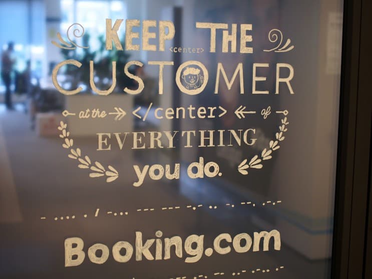 พาทัวร์แผนก CustomerService ของ Booking.com - To read the article in English, Scroll Down. (2)