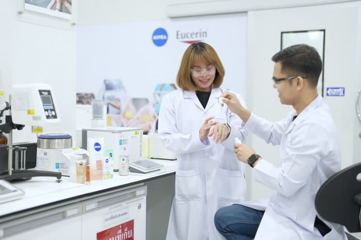 Designing Your Work Life, Designing with care at Beiersdorf ออฟฟิศที่ใช้ “CARE” ออกแบบการทำงาน - ใครที่ทำงานสายโรงงานการผลิตก็อาจกังวลเรื่องอัคคีภัยกันอยู่บ้าง แต่ที่ Beiersdorf ได้เตรียมพร้อมรับมือกับอัคคีภัยไว้อย่างดี ด้วยอุปกรณ์สำหรับตอบโต้เหตุเพลิงไหม้ที่ครบครัน และได้มาตรฐานเพื่อให้พนักงานทุกคนมั่นใจว่าการทำงานที่นี่มีความปลอดภัยขั้นสูงสุด นอกจากนี้ยังเตรียมพร้อมสำหรับความปลอดภัยในทุกสถานการณ์ ด้วยเจ้าหน้าที่รักษาความปลอดภัยระดับมืออาชีพ ที่มีความเชี่ยวชาญในการทำงานคอยประจำการ ในป้อมที่จัดเตรียมไว้ให้อย่างเป็นสัดส่วน มองเห็นได้ชัด สามารถเข้าถึงและขอความช่วยเหลือได้ง่ายในทุกสถานการณ์