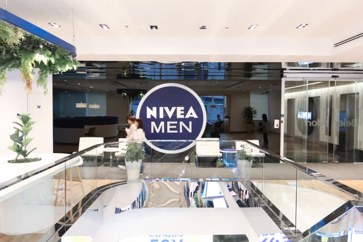 Designing Your Work Life, Designing with care at Beiersdorf ออฟฟิศที่ใช้ “CARE” ออกแบบการทำงาน - บันไดวนใจกลางออฟฟิศ ที่เชื่อมต่อพื้นที่และผู้คนไว้ด้วยกัน