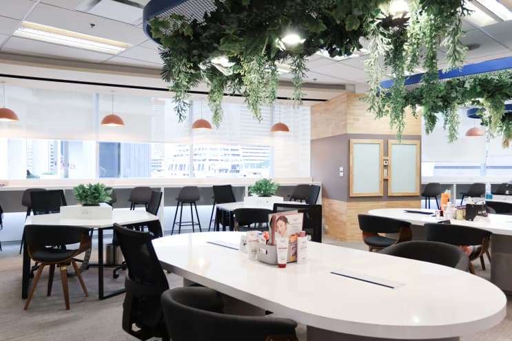 Designing Your Work Life, Designing with care at Beiersdorf ออฟฟิศที่ใช้ “CARE” ออกแบบการทำงาน - ถัดจากโซนต้อนรับ เพื่อนๆ ก็จะได้เดินผ่านทาง Corridor Entrance ซึ่งผนังทั้งสองฝั่ง จะเรียงรายไปด้วยโปรดักต์ของ Beiersdorf ไม่ว่าจะเป็นนีเวีย ยูเซอริน และแบรนด์ชั้นนำอื่นๆ ภายในเครือของ Beiersdorf อย่างครบครัน (2)