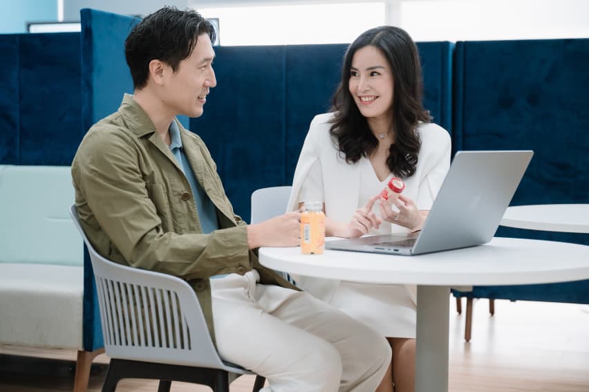 Suntory Beverage & Food Thailand เบื้องหลังทุกรสชาติที่คุ้นเคย คือการทำงานที่ส่งเสริม "ตัวตน" ของพนักงานให้เป็นพลังในการสร้างสรรค์ผลิตภัณฑ์ - คุณมุก ธนพร ประณีตวตกุล : Senior Change Management Manager - “การได้ทำงานใน ‘จักรวาลผลิตภัณฑ์’ ที่หลากหลายไม่เพียงแต่เปิดโอกาสให้ได้สัมผัสกับความท้าทายที่แตกต่างในแต่ละแบรนด์หรือกลุ่มผลิตภัณฑ์ แต่ยังช่วยขยายมุมมองทางธุรกิจอย่างลึกซึ้ง” (2)