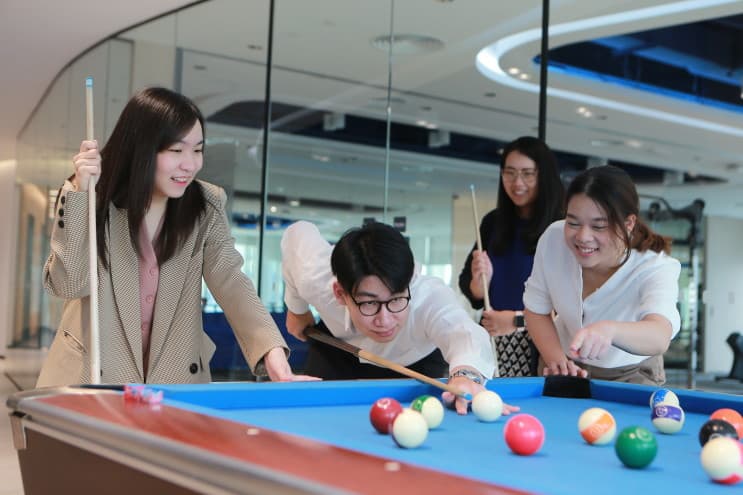 เปิดออฟฟิศใหม่สุดไฮเทคของยูโอบี พร้อม Facilities รอบด้าน ให้เอนจอยกับการทำงานไม่มีสะดุด - 5. ปวดหลัง ปวดไหล่ ยูโอบีจัดให้ บริการนวดผ่อนคลายฟรี