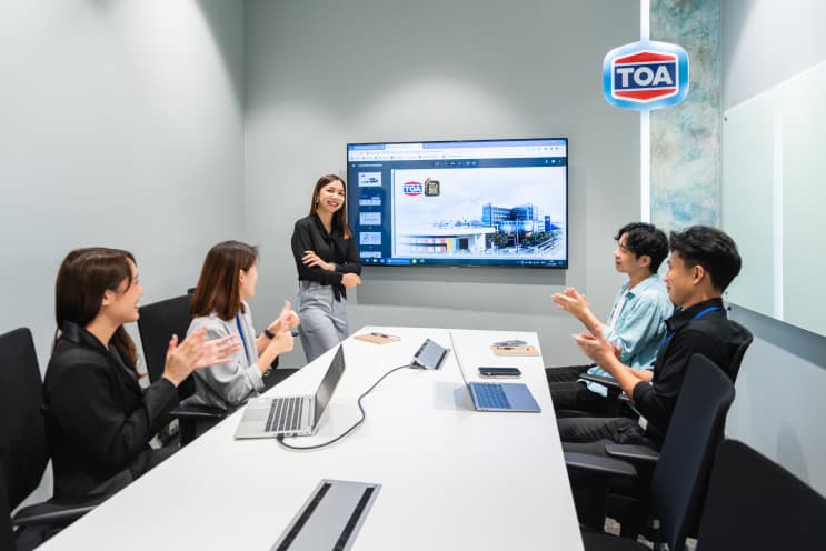 5 สิ่งที่คุณต้องรู้ ถ้าอยากร่วมงานกับ TOA - TOA เข้าใจดีว่าพนักงานแต่ละคนมีความพิเศษเป็นของตัวเอง เปรียบเสมือนสีที่มีหลายเฉดหลายโทน ทำให้การทำงานที่นี่มีวัฒนธรรมที่หลากหลายผสมผสานความต่างทั้งช่วงวัยและเพศที่ไม่มีข้อจำกัด ด้วยการสนับสนุนให้ทุกๆคนได้แสดงความคิดเห็นและโชว์ออกมาอย่างเต็มที่ เพราะ TOA เชื่อมั่นในศักยภาพและความรู้ความสามารถของพนักงานทุกคนว่านี่จะเป็นสิ่งที่ขับเคลื่อนให้พนักงานและองค์กรเติบโตไปด้วยกันได้
5. เต็มที่กับพนักงานทุกคน