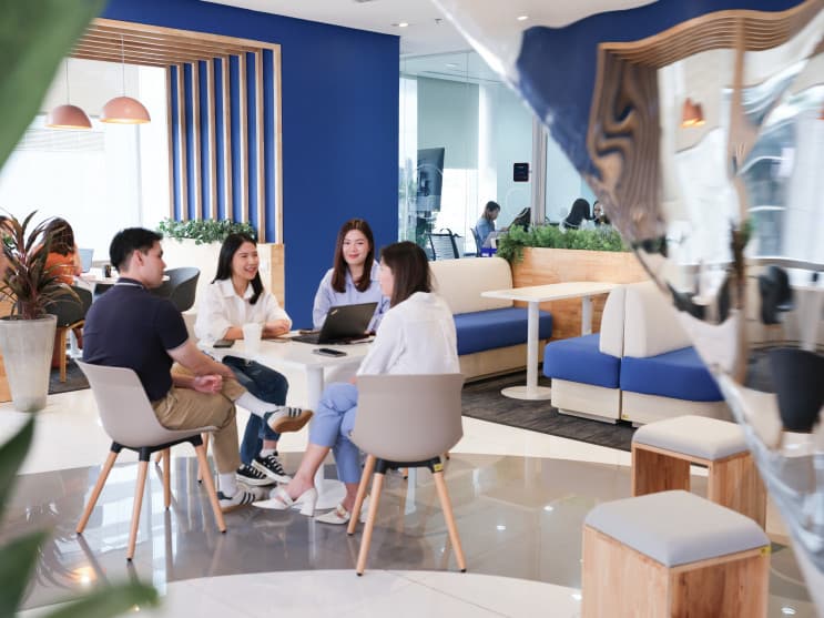 Designing Your Work Life, Designing with care at Beiersdorf ออฟฟิศที่ใช้ “CARE” ออกแบบการทำงาน - เริ่มต้นกันที่ ออฟฟิศ สำนักงานหลักของ Beiersdorf ซึ่งตั้งอยู่ที่ชั้น 6 ของอาคารสาทรสแควร์ (Sathorn Square) บนถนนสาทร ใกล้รถไฟฟ้า BTS และ MRT ถึง 3 สาย คือ สถานีสุรศักดิ์ สถานีช่องนนทรี และสถานีลุมพินี เดินทางไปถึงง่าย สะดวกสบาย ไม่ต้องอาศัยรถส่วนตัว