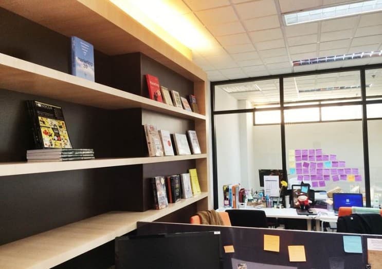 แนะนำ Whiteline Group - Whiteline Group เป็นองค์กรที่ทำธุรกิจแบบ End-to-End ให้บริการเกี่ยวกับงานด้านการตลาดอย่างเต็มรูปแบบ ก่อตั้งโดย คุณสุจารี อัศวมงคลกุล, คุณปุริม สหัสกุล และ คุณชัยพร ไตรวัฒน์ศิริวัฒน์